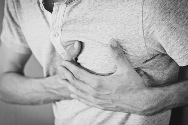 Signs You Should See a Vascular Surgeon chest pain